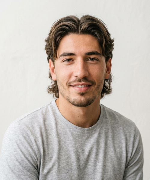 Héctor Bellerín – Mullet with Middle Part
